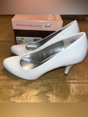 Bandolino White Patent Pumps Women’s Size 6.5 M Classic Round Toe Heels